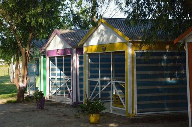 Cabañas Dormis de madera coloridas